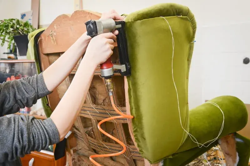 Obijanie krzesła DIY: Kompletny przewodnik krok po kroku