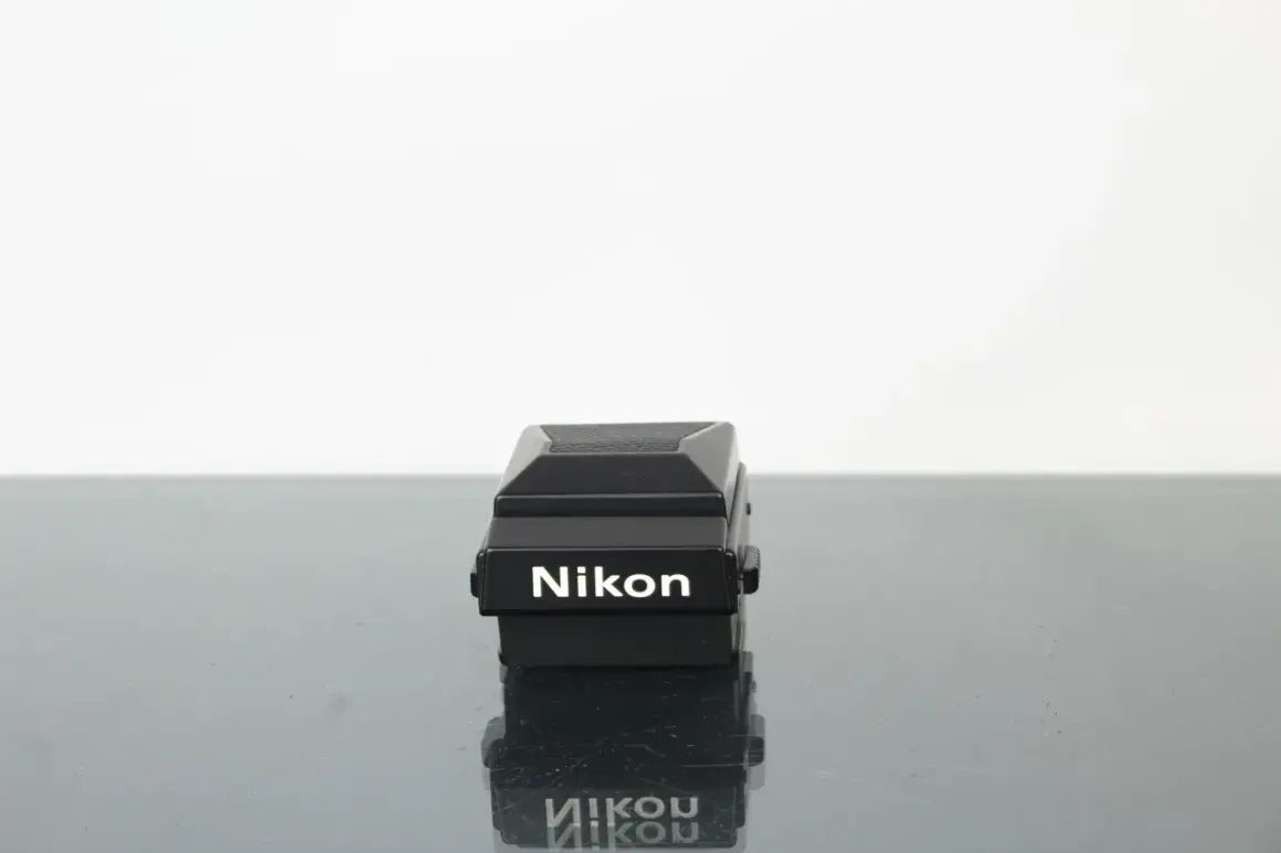 Svart Nikon F3 tillbehör, en klassiker för fotografer.