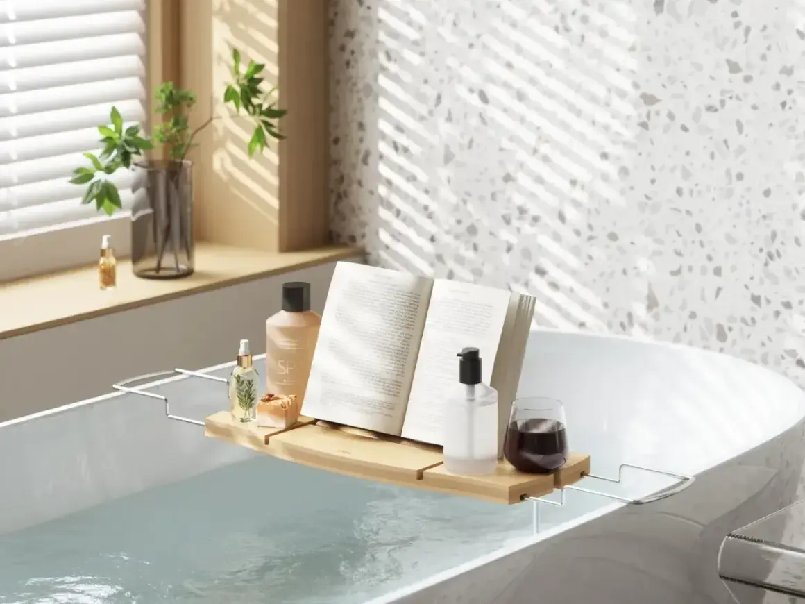 Relaks w wannie: książka, kosmetyki i napój tworzą idealne domowe spa.