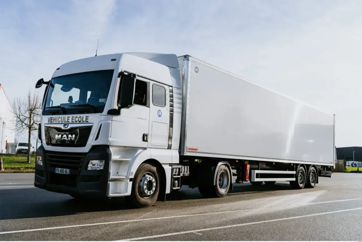Camion blanc "Véhicule École" pour apprendre le permis poids lourd. Il est prêt pour la formation.