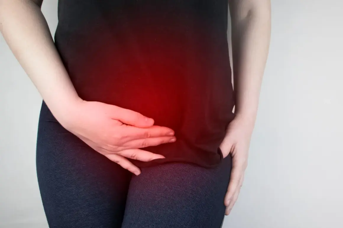 Donna con le mani sull'addome, evidenziato da un bagliore rosso, che indica dolori ovulazione da 5 giorni.