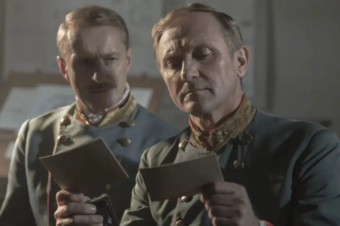 Dwóch mężczyzn w mundurach wojskowych analizuje dokumenty. Scena z filmu "Pacjentka", adaptacji książki.
