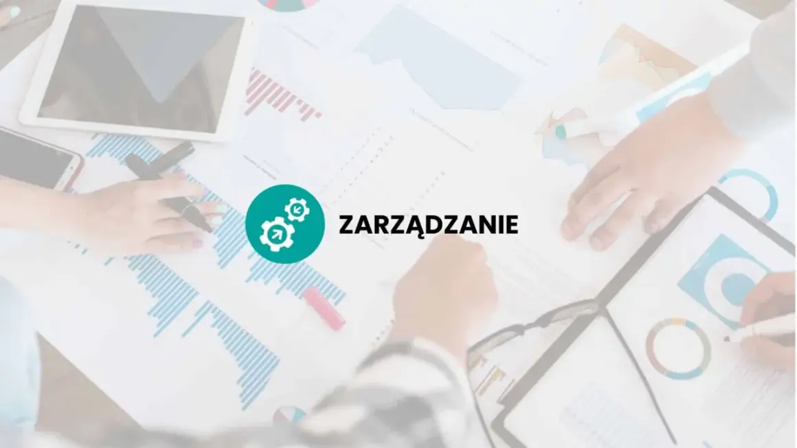 Grafika z ikoną kół zębatych i napisem "ZARZĄDZANIE" na tle dokumentów z wykresami.