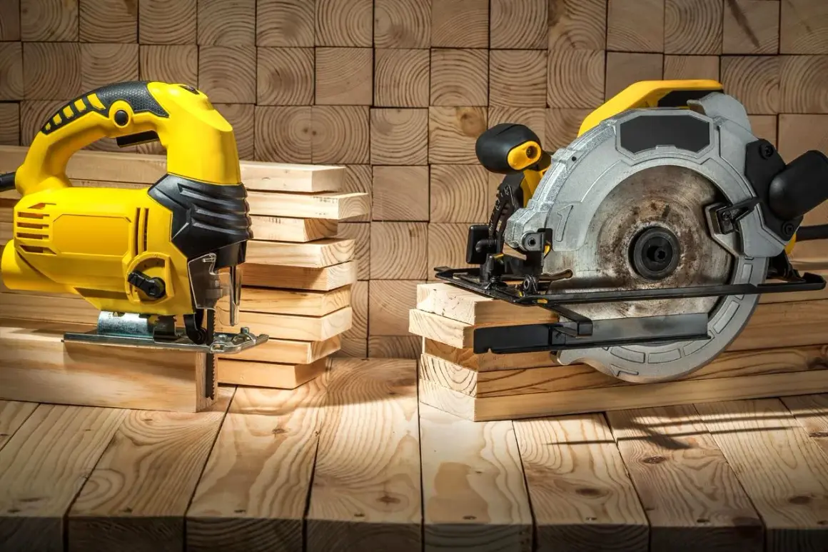 Scie sauteuse jaune et scie circulaire argentée, prêtes à découper du bois. La différence entre ces outils est claire pour tout bricoleur.