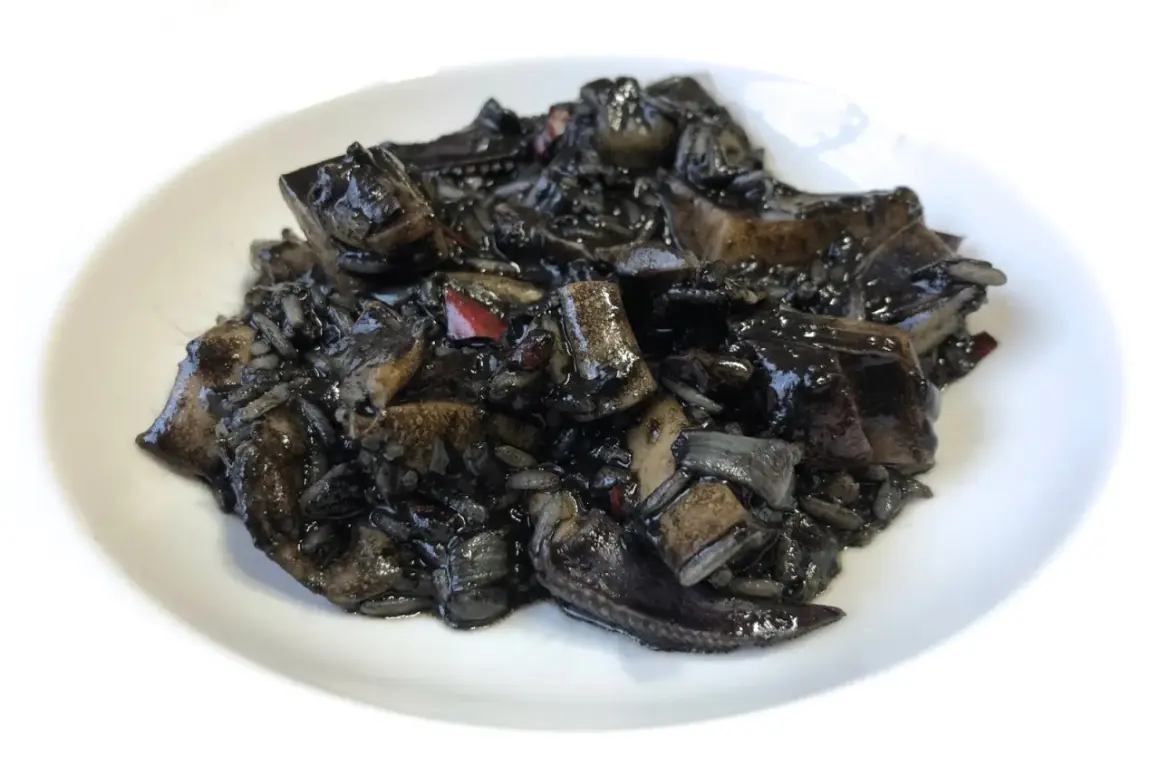 Arroz negro con calamares, una receta que evoca la estrella Michelin.