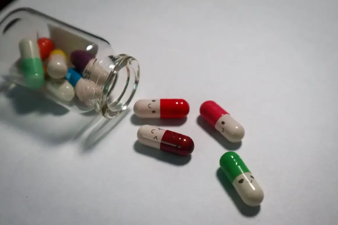 Kolorowe kapsułki, niektóre z uśmiechniętymi buźkami, wypadają ze szklanej buteleczki. Czy to psychotropy co to?