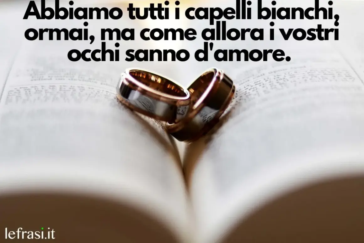 Due fedi nuziali su un libro aperto, simbolo di un amore che dura. Buon primo anniversario di matrimonio!