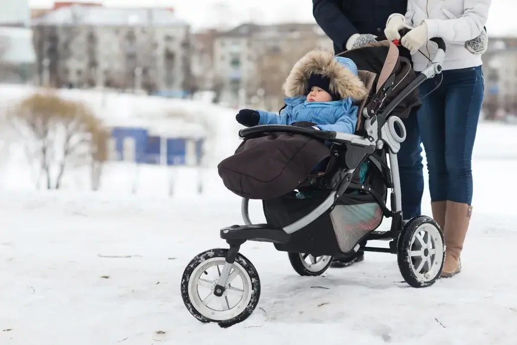 Kiedy nie wychodzić z niemowlakiem na spacer? Bezpieczeństwo i komfort dziecka