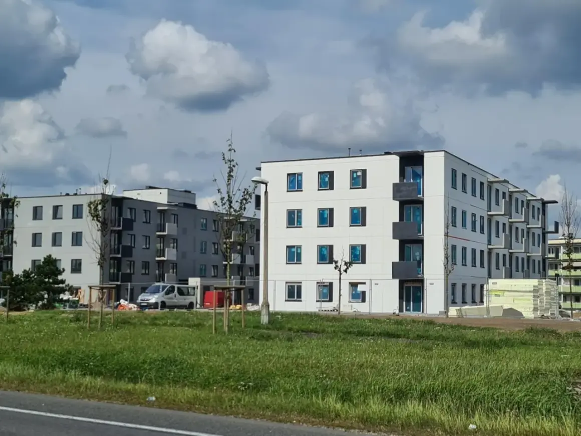 Nowe mieszkania do wynajęcia Przemyśl. Nowoczesne bloki mieszkalne w budowie, z balkonami i dużymi oknami.