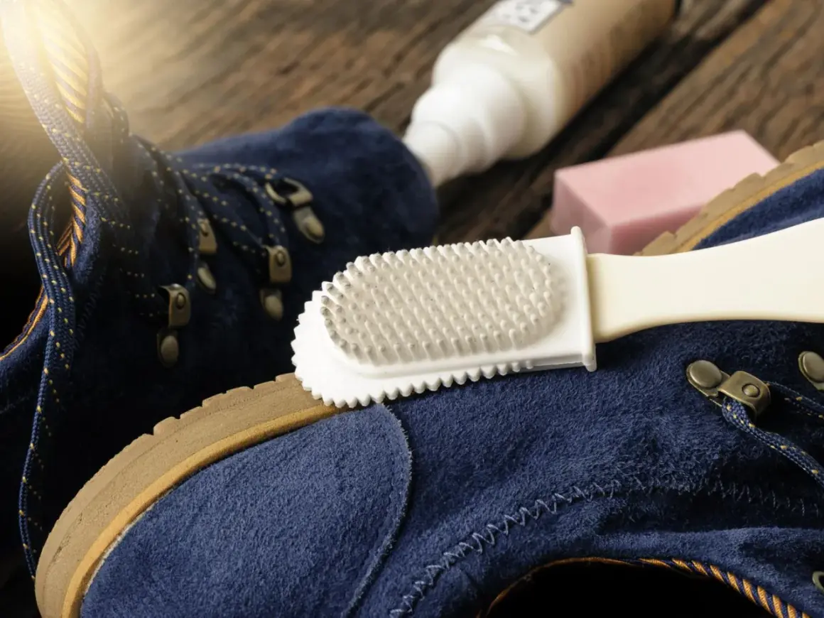 Pflege für deine leguano schuhe: Blaue Wildlederschuhe werden mit einer Bürste und Pflegeprodukten gereinigt.