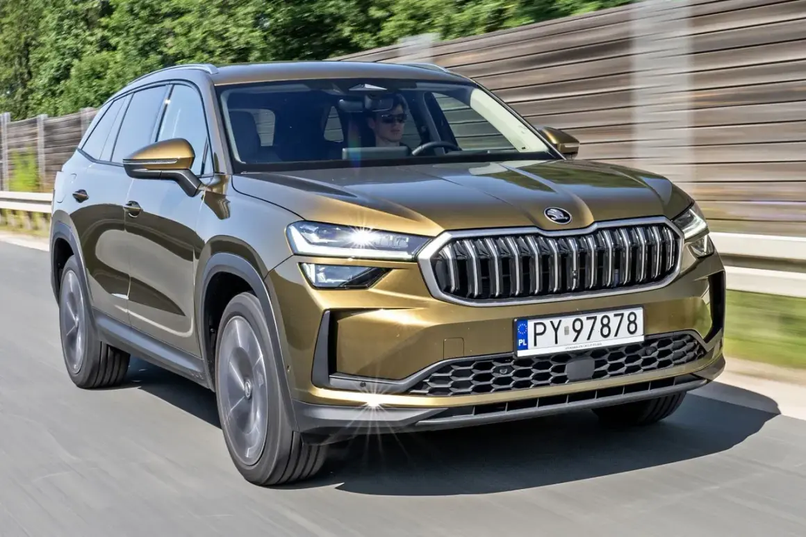 Złoty Skoda Kodiaq w ruchu drogowym. Sprawdź aktualną skoda kodiaq cena i wybierz swój wymarzony SUV.