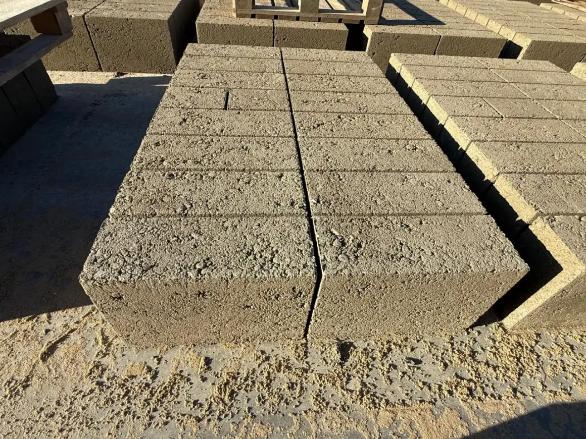 Stos bloczków fundamentowych, każdy z widocznymi kilkoma warstwami.