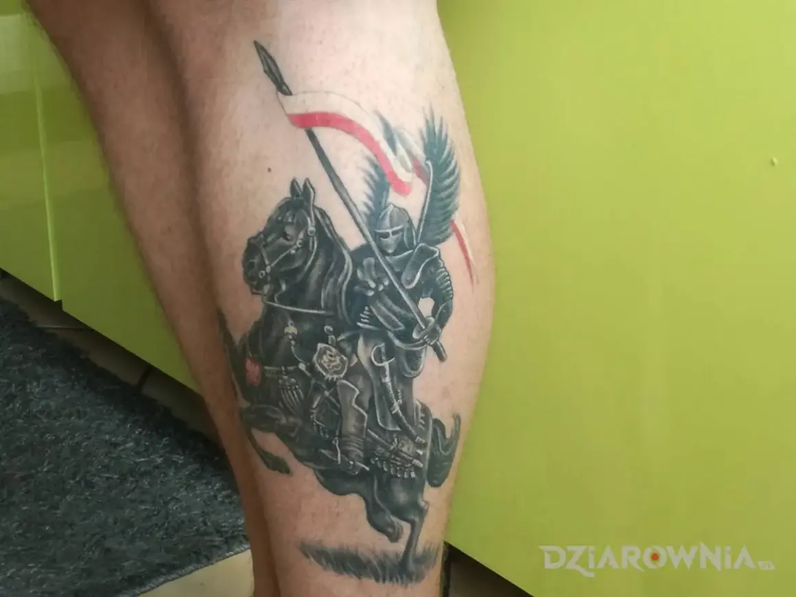 Tatuaż husaria na nodze: rycerz w zbroi na koniu z polską flagą. Duma i historia w jednym.