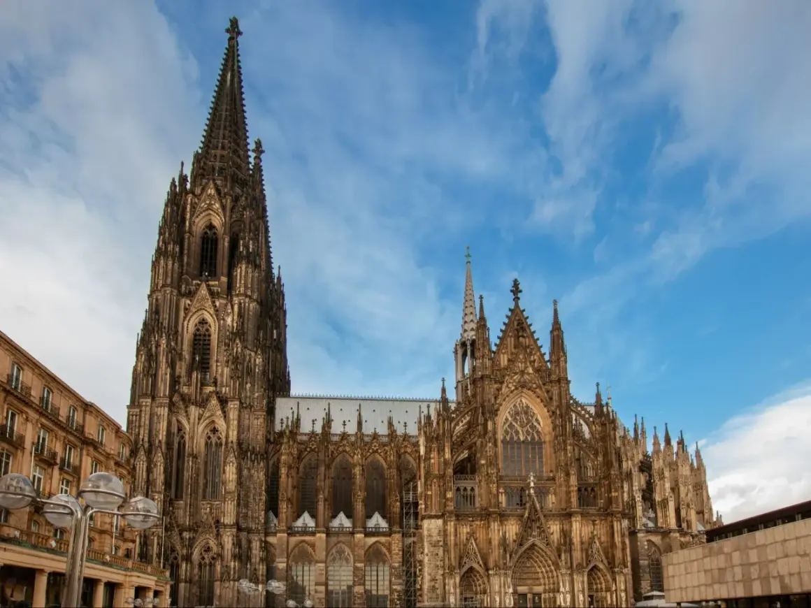 Imponująca katedra w Kolonii, z jej strzelistymi wieżami i bogatą fasadą, to prawdziwy cud architektury. Ciekawostki o jej budowie i historii zachwycają.