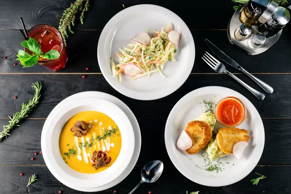 Zupa dyniowa, sałatka, kotleciki z sosem i drink – idealna, efektowna kolacja dla znajomych.