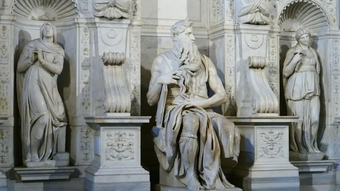 Il Mosè di Michelangelo a San Pietro in Vincoli, con le figure di Lia e Rachele ai lati, un capolavoro che incanta.
