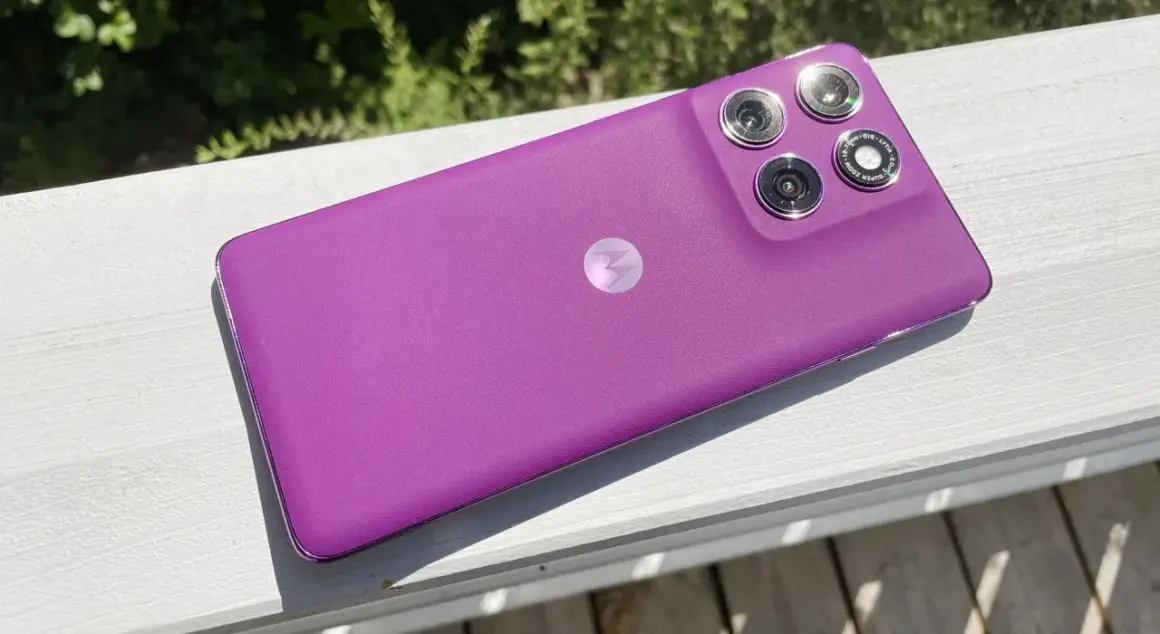 Fioletowy telefon Motorola z potrójnym aparatem, idealny, jeśli szukasz jaki telefon z dobrym aparatem.