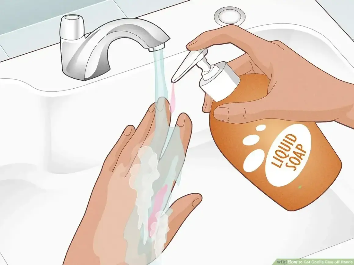 Ręce z superglue myje się ciepłą wodą i mydłem. To prosty sposób, czym rozpuścić superglue.