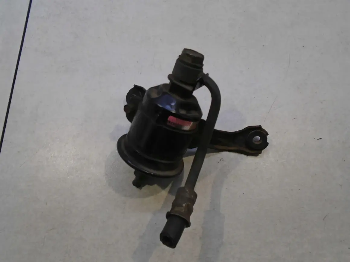 Filtr paliwa do Toyoty RAV4 2.0 benzyna, element układu paliwowego, gotowy do montażu.