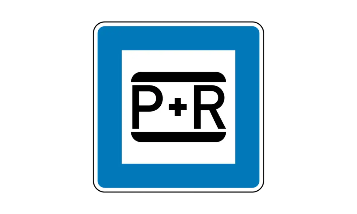 Blaues Schild mit weißem Feld und schwarzem P+R-Symbol. Park and Ride – hier umsteigen und weiterfahren.