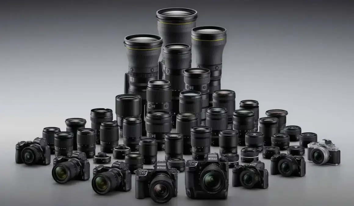 Duży wybór obiektywów Nikon, od szerokokątnych po teleobiektywy, prezentuje różnorodność tego rodzaju obiektywu.