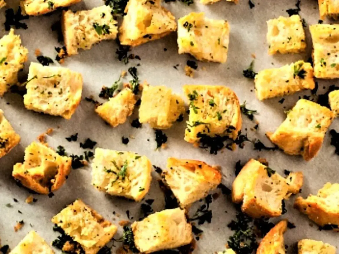 Goldbraune, knusprige Brotwürfel mit Kräutern – perfekt, um Croutons selber zu machen für Salate oder Suppen.