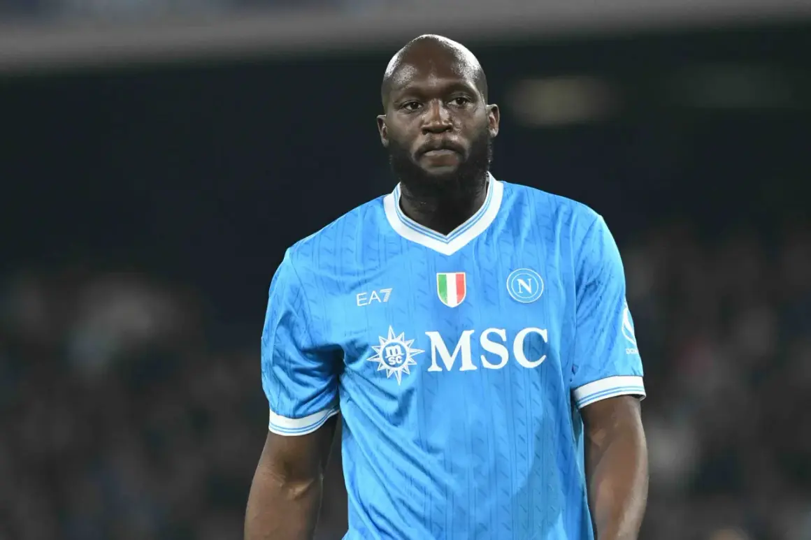 Piłkarz w błękitnej koszulce Napoli, gdzie gra Lukaku, z logo MSC i herbem Włoch.
