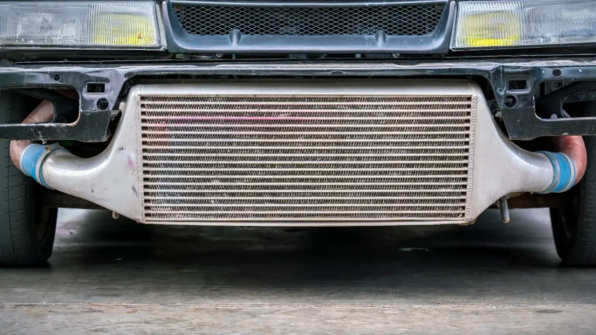 Twój intercooler woła o pomoc? Wyczyść go i odzyskaj moc silnika!
