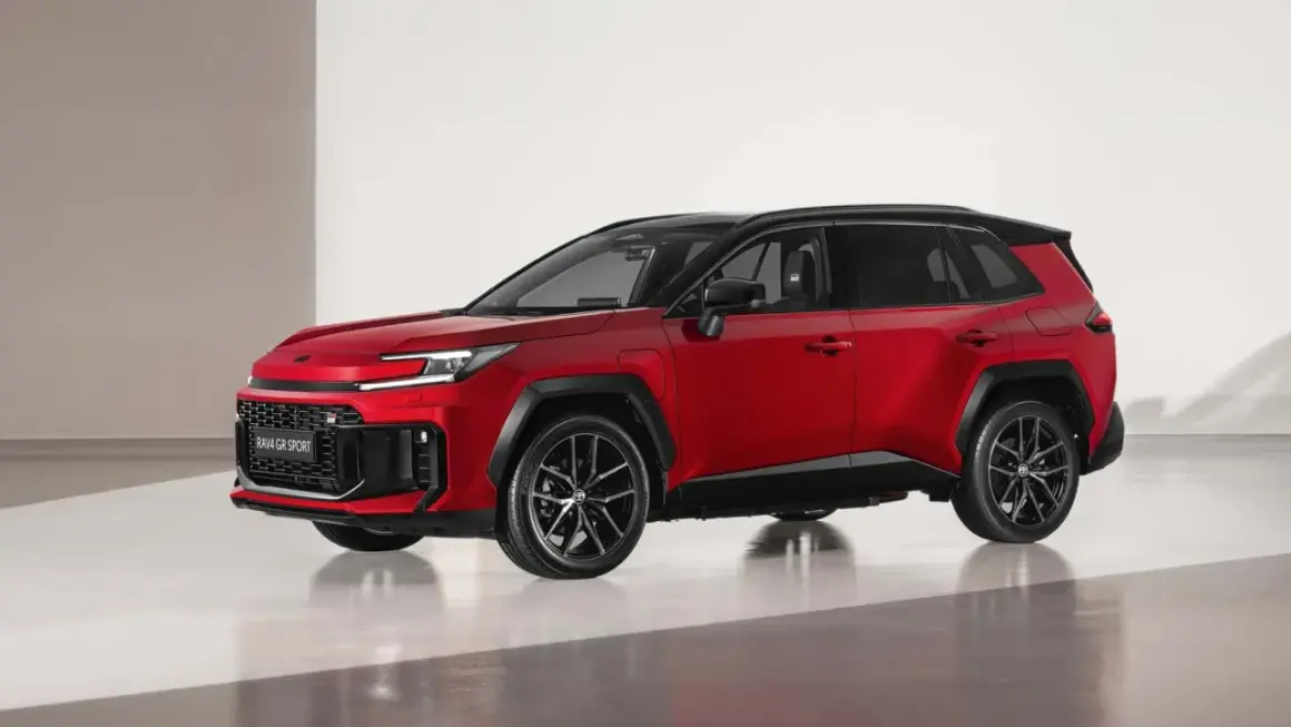 Nowe modele Toyoty: czerwony RAV4 GR SPORT z czarnym dachem i felgami, prezentujący sportowy charakter.
