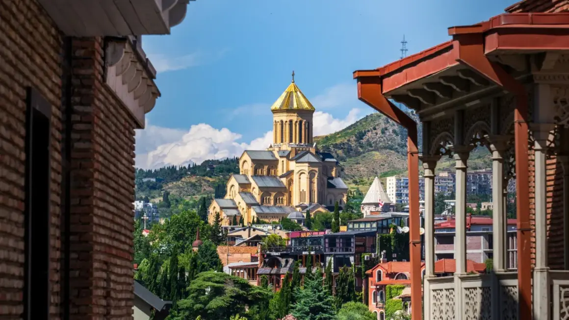 Tbilisi, jedno z najpiękniejszych miast Europy, z dominującą katedrą i malowniczymi dachami.