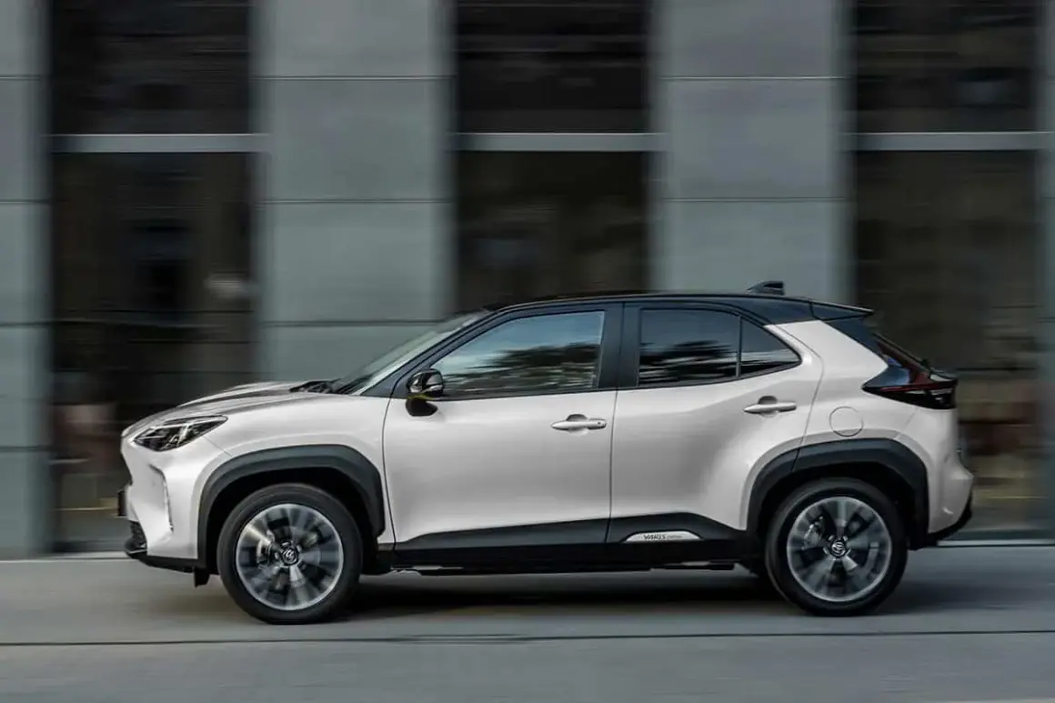 Vue latérale d'une Toyota Yaris Cross hybride non rechargeable. Avis sur son design moderne et ses lignes dynamiques.