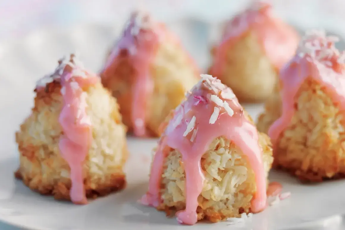 Små, konfektliknande kokostoppar med rosa glasyr och strössel. Ett enkelt och gott kokostoppar recept för fikat.