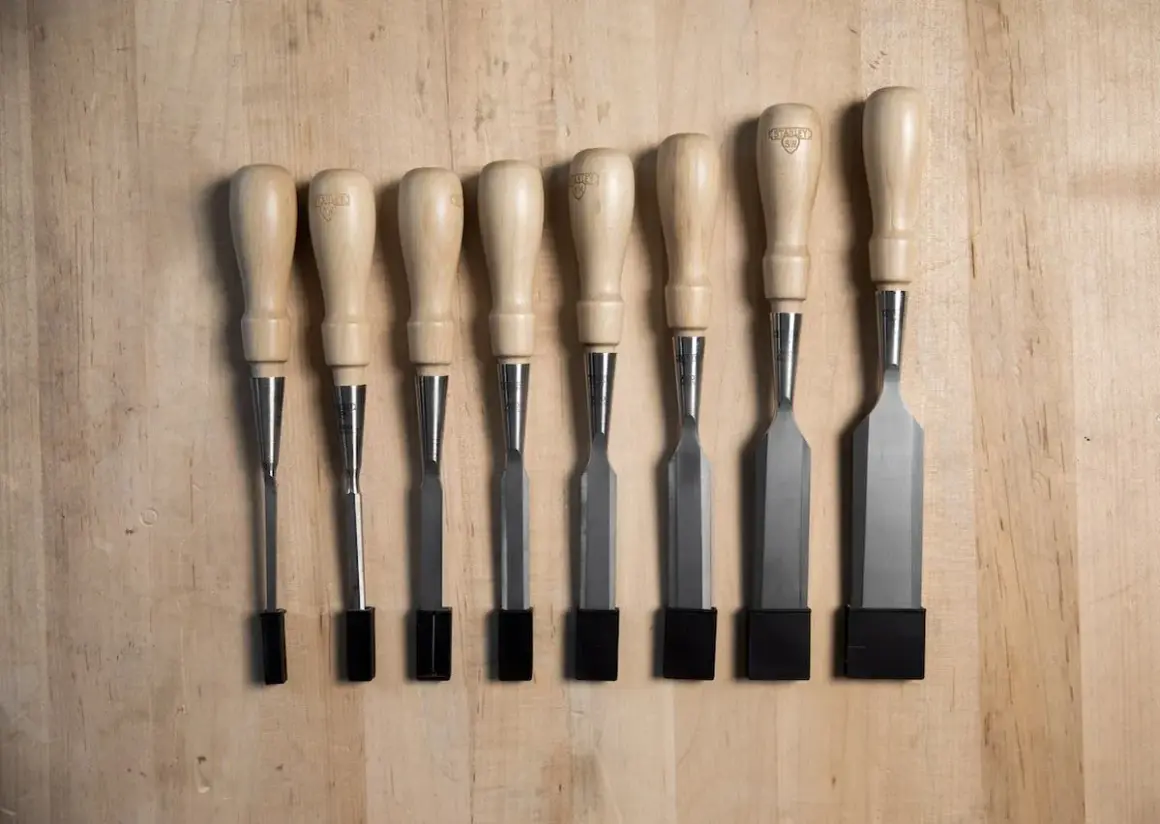 Ensemble de ciseaux à bois de qualité, un indispensable pour tout **matériel d'ébéniste**. Ces outils de précision sont prêts à façonner le bois.