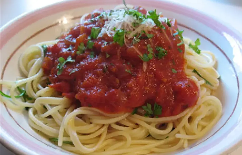 Spaghetti Napoli: Przepis na idealny włoski obiad. Poznaj sekret!