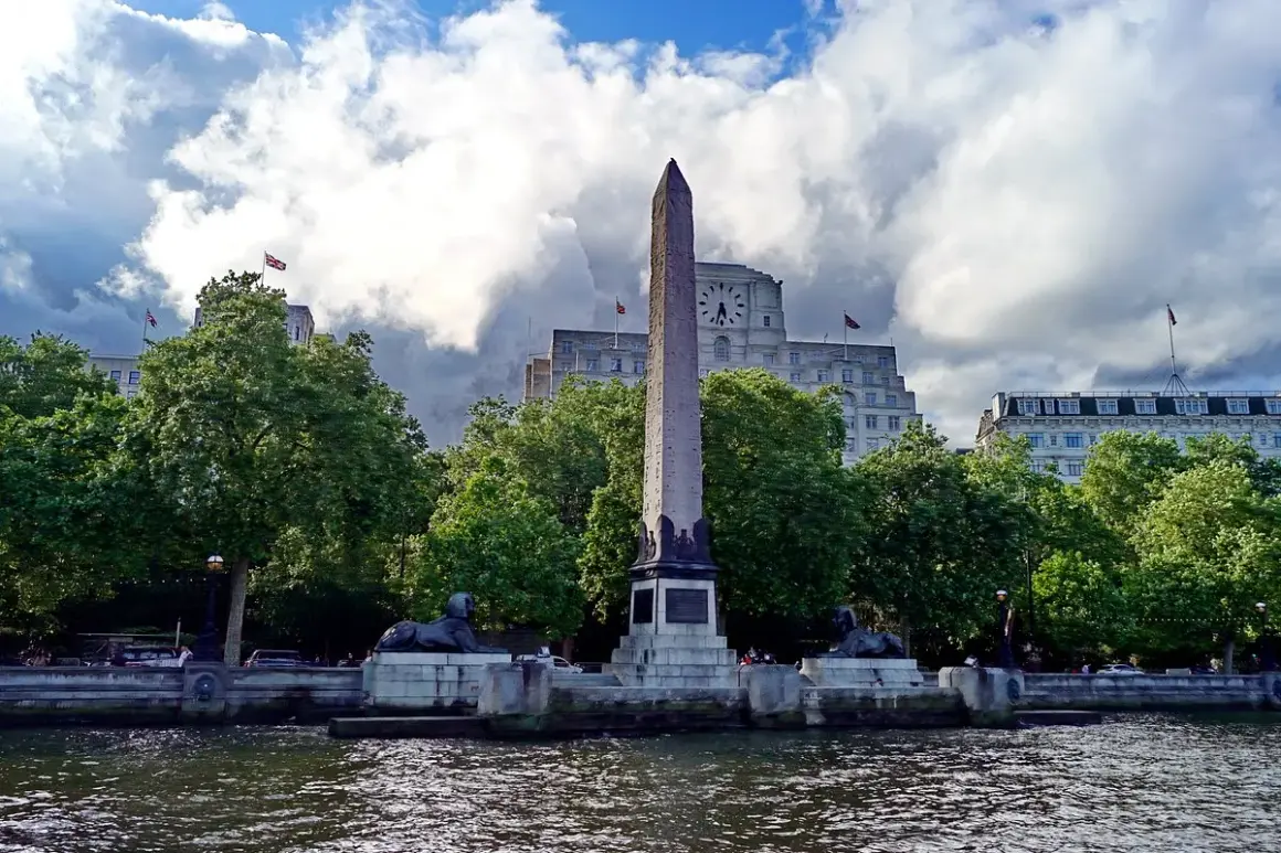 Kleopatras nål, en imponerande obelisk, står stolt vid Themsens strand, flankerad av två majestätiska sfinxer.