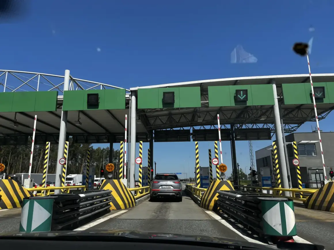 Samochód zbliża się do bramek autostrady A2. Czekamy na informację, do kiedy koncesja na A2 będzie obowiązywać, by móc przejechać bez opłat.