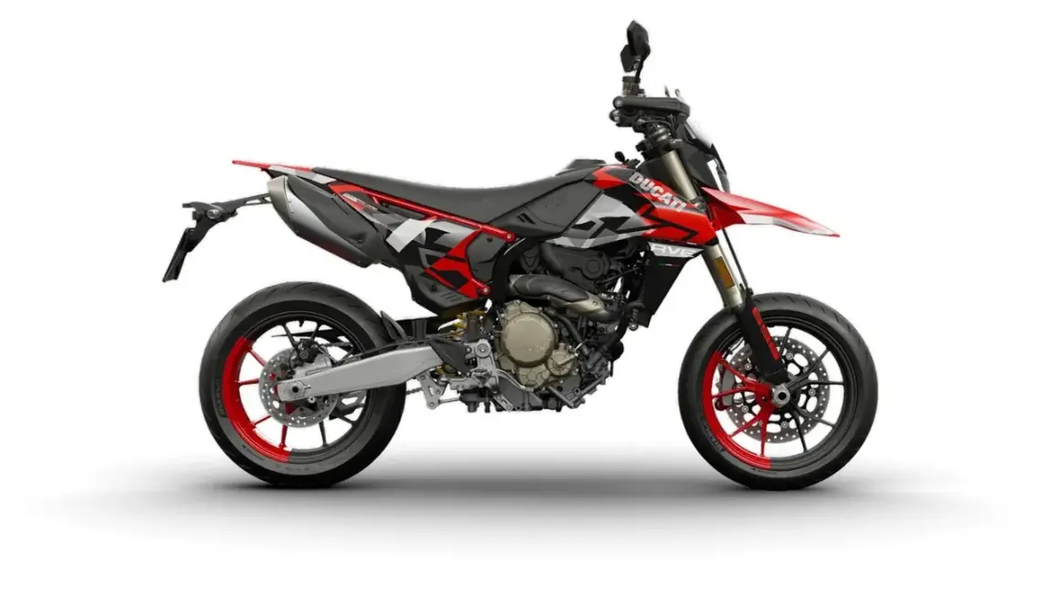 Moto supermotard Ducati roja y negra con detalles gráficos. Lista para la acción en cualquier terreno.