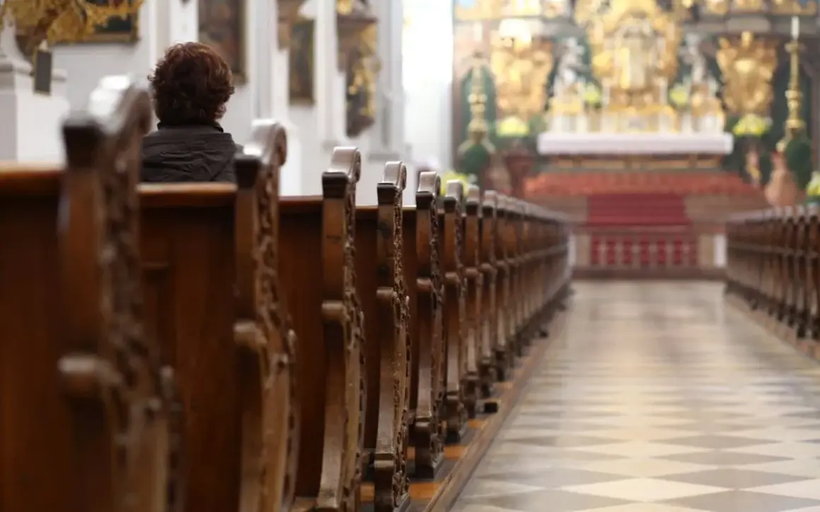 Ile osób chodzi do kościoła? Zaskakujące spadki frekwencji w Polsce