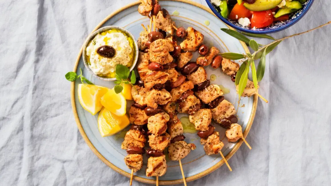 Grillad kyckling souvlaki med oliver, citronklyftor och tzatziki. Ett perfekt souvlaki recept för en somrig middag.