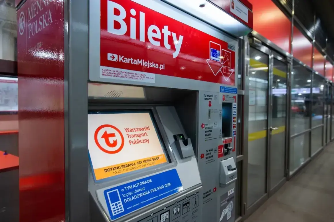 Automat do zakupu biletów w Warszawie. Można tu kupić bilet weekendowy, doładować kartę miejską lub telefon.