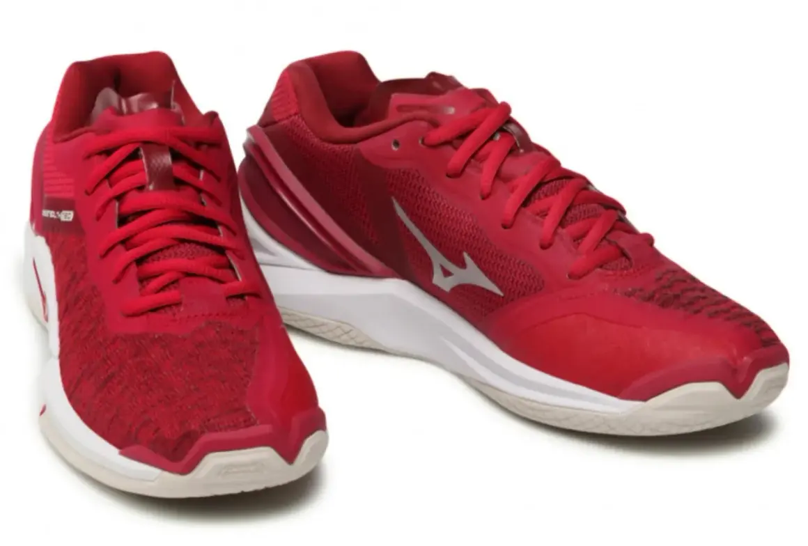 Czerwone buty sportowe Mizuno Wave Stealth Neo, gotowe do gry.