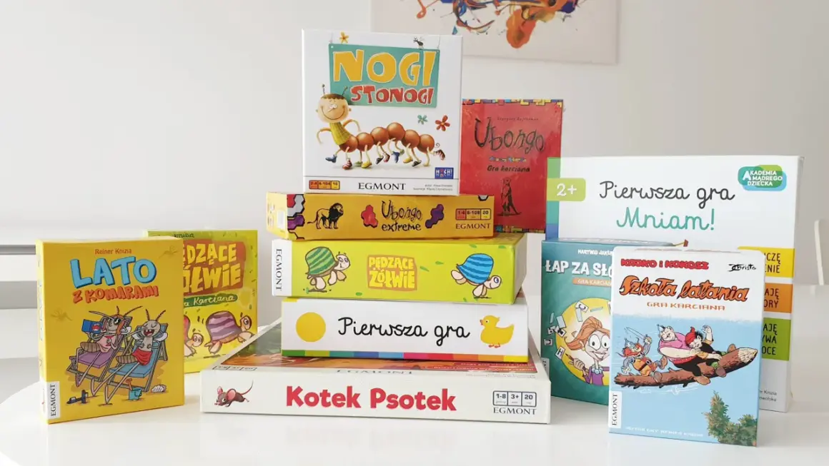 Stosik klasycznych gier planszowych: "Nogi Stonogi", "Ubongo", "LATO z Komarami", "Pędzące Żółwie", "Pierwsza gra Mniam!", "Kotek Psotek", "Łap za Słowo" i "Szkoła latania".