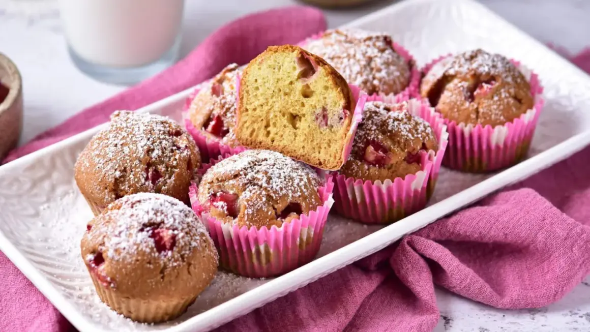 Pyszne muffinki z truskawkami, posypane cukrem pudrem. Ania gotuje i tworzy słodkości, które zachwycają smakiem i wyglądem.
