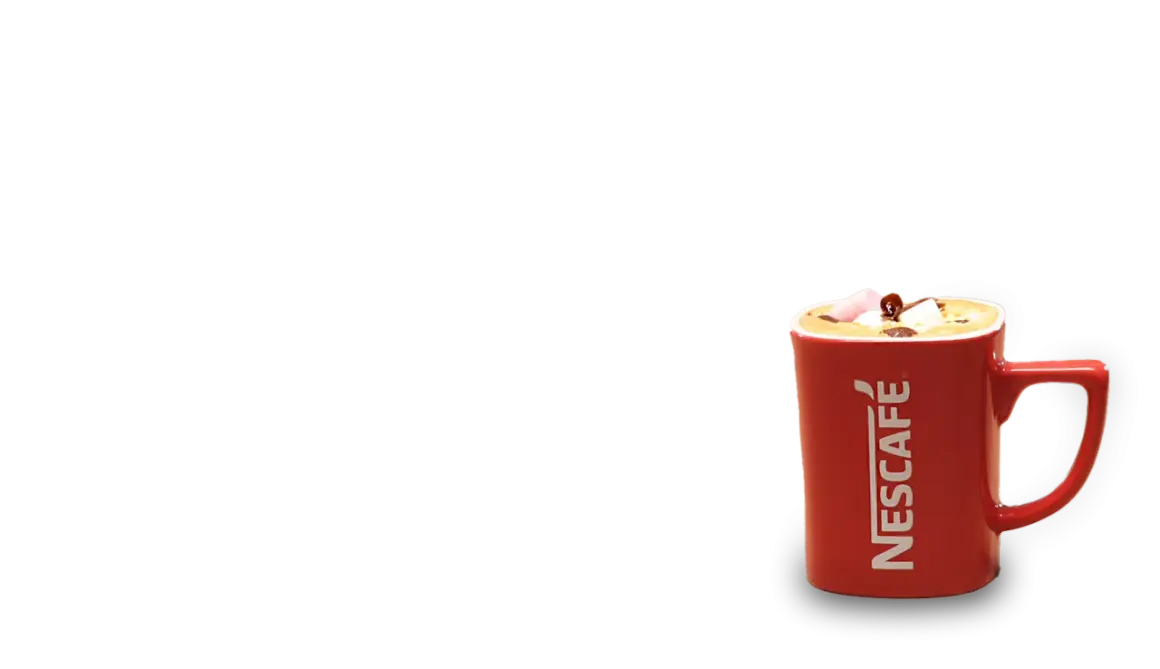 En röd Nescafé-mugg med en härlig mocka smak, toppad med marshmallows och choklad.