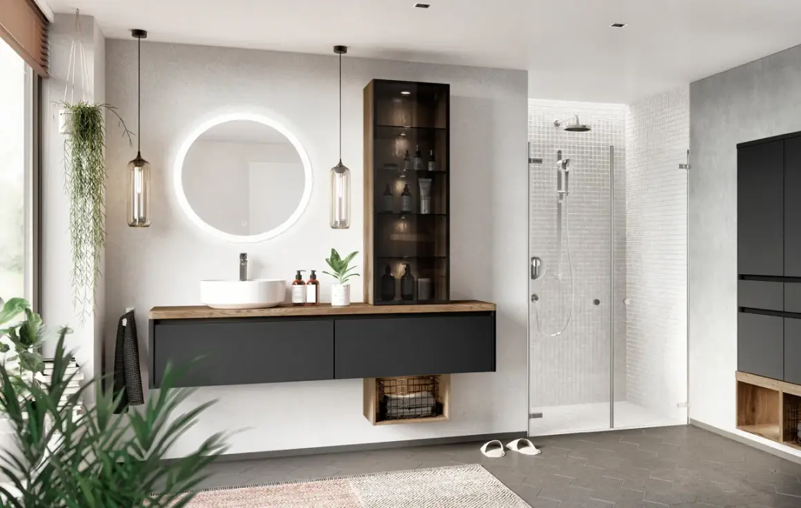 Ein modernes, zeitloses Badezimmer mit Waschtisch, beleuchtetem Spiegel, Duschkabine und Pflanzen.