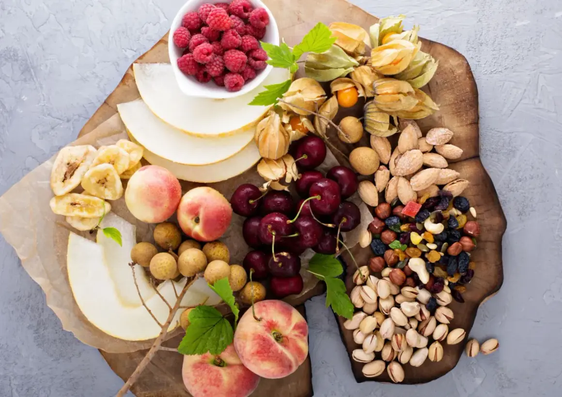Ett uppdukat fat med frukt, bär och nötter – perfekt för ett nyttigt fika på jobbet. Här finns hallon, physalis, körsbär, nektariner, melon, bananchips, longan och en blandning av nötter och torkad frukt.