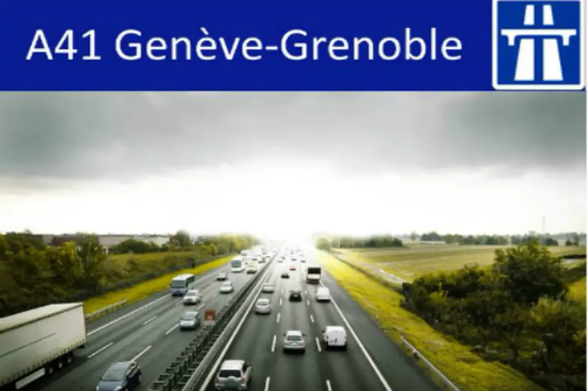 Panneaux indiquant l'autoroute A41 Genève-Grenoble. Trafic dense sur cette voie rapide sous un ciel couvert.