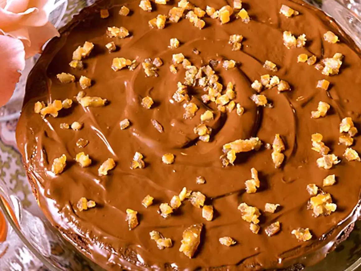 Chokladtårta med marsansås och kanderad apelsin. En härlig marsansås tårta som ser utsökt ut.