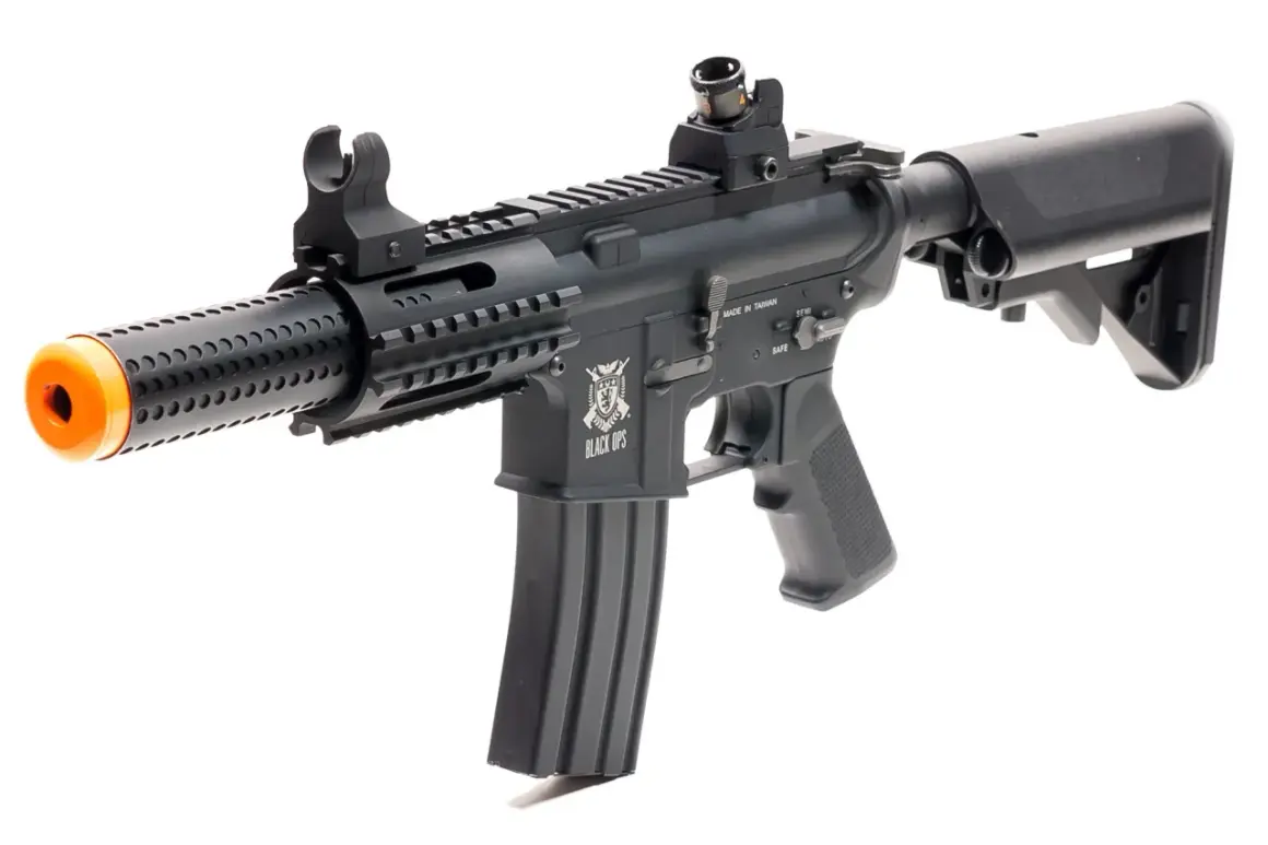 Rifle táctico negro con silenciador y cargador, listo para jugar airsoft.