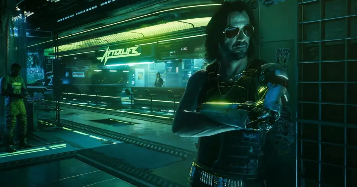 Mężczyzna w okularach przeciwsłonecznych i z cybernetycznym ramieniem stoi przed barem "Afterlife". Jego styl to kwintesencja mody cyberpunk.
